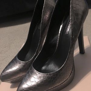 BCBG generation 3” Silver Snakeskin Heels Size 9